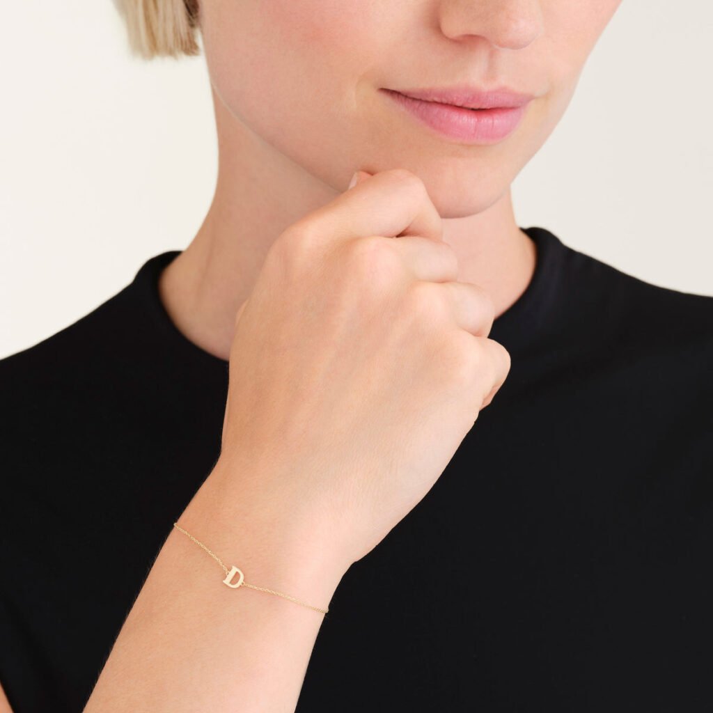 Rosefield Initial armband D – 14 karaat goud – productfoto 2