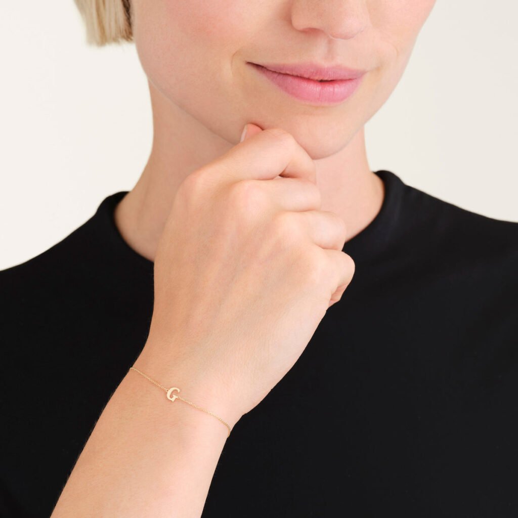 Rosefield Initial armband G – 14 karaat goud – productfoto 2