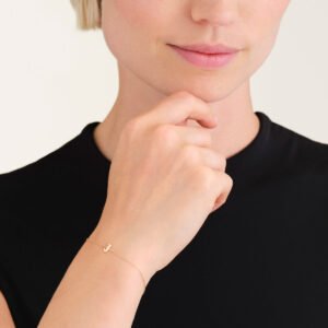 Rosefield Initial armband J – 14 karaat goud – productfoto 2