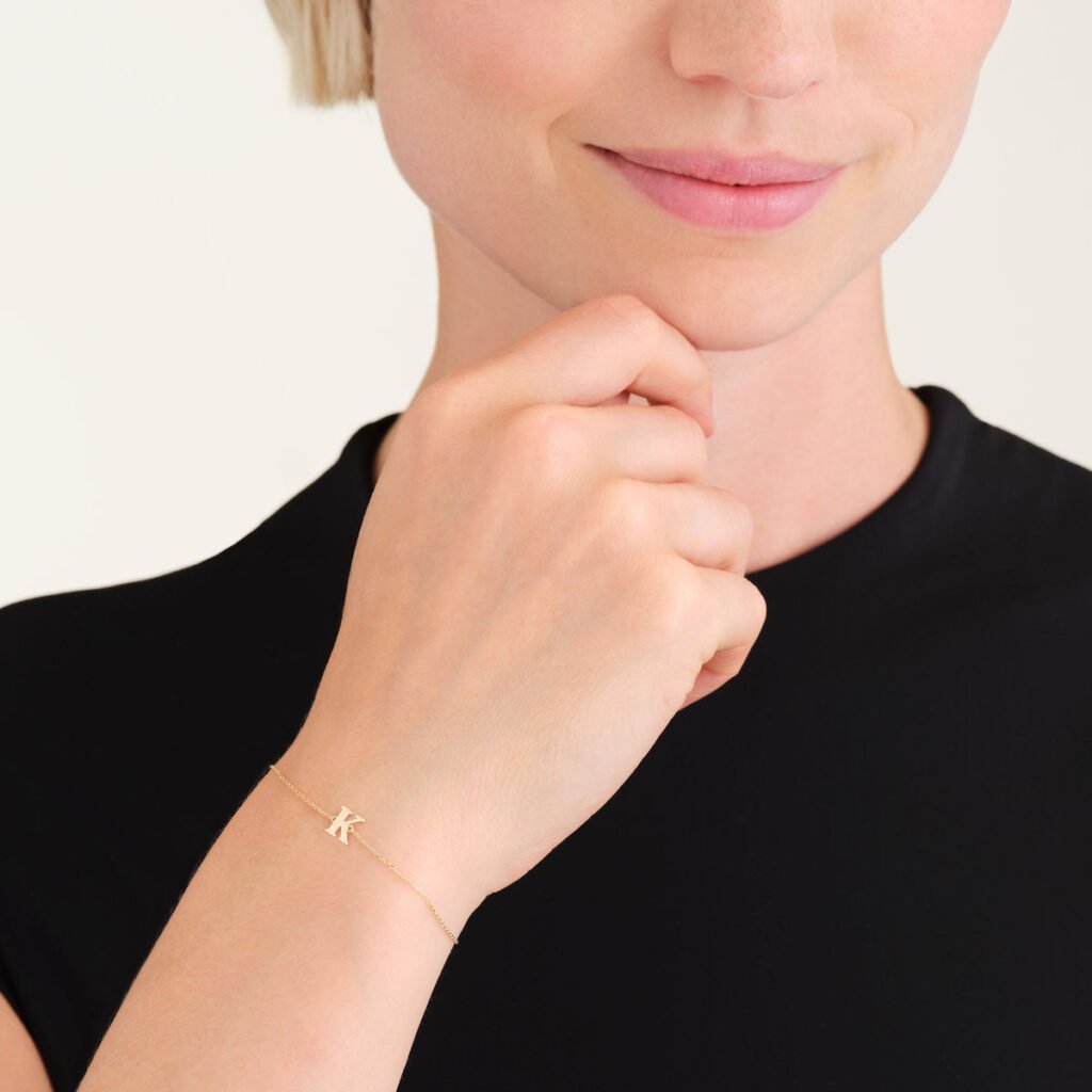 Rosefield Initial armband K – 14 karaat goud – productfoto 2