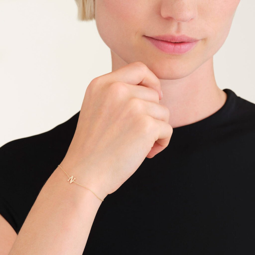 Rosefield Initial armband N – 14 karaat goud – productfoto 2