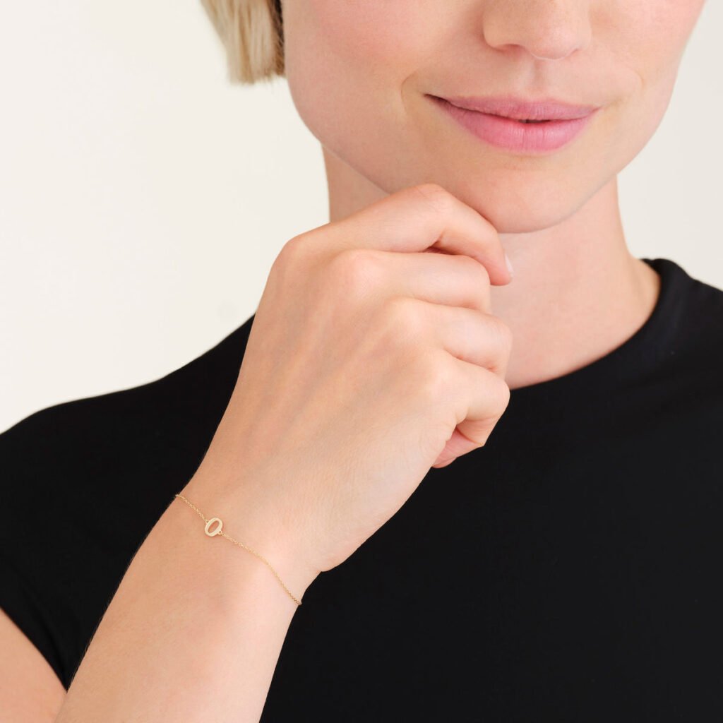 Rosefield Initial armband O – 14 karaat goud – productfoto 2