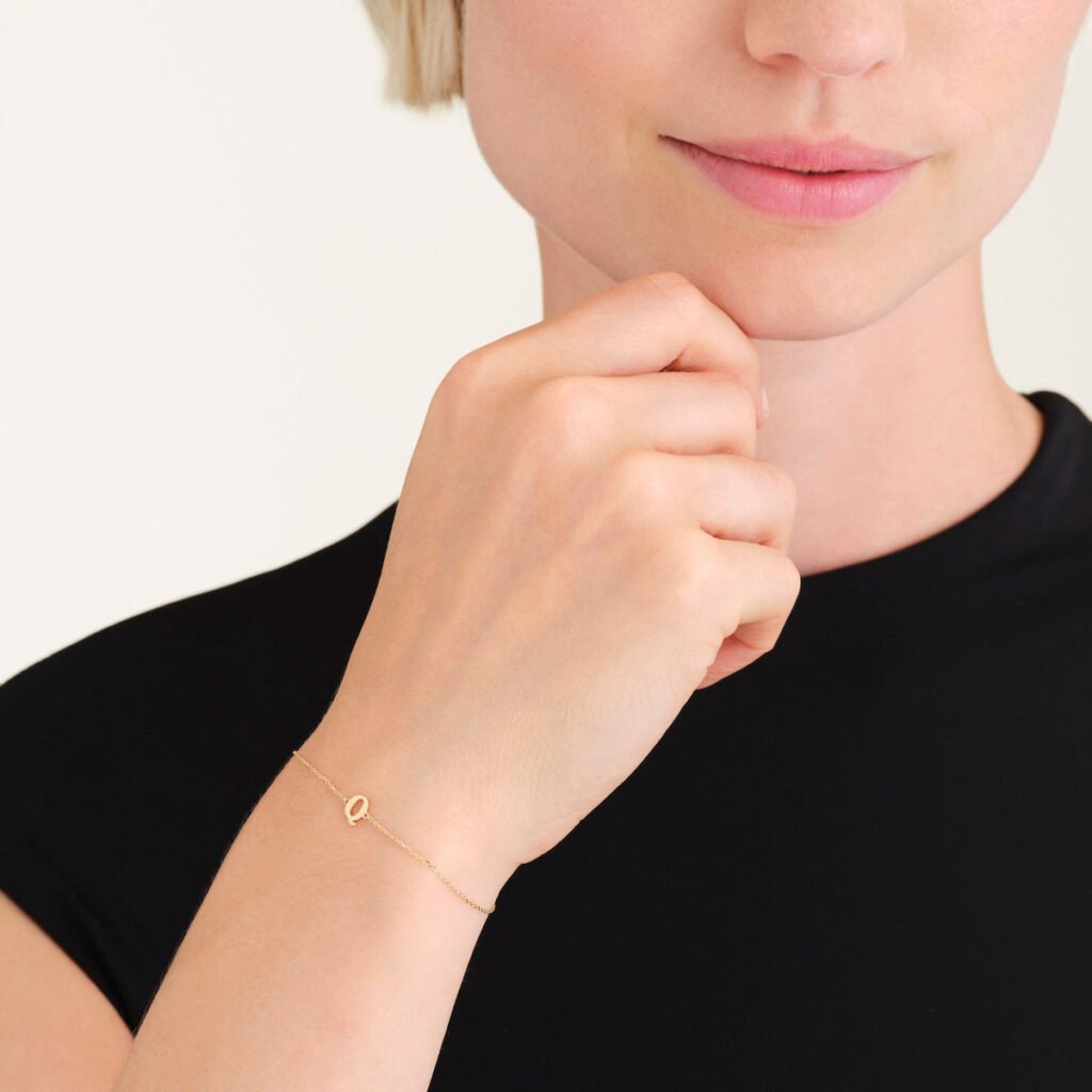 Rosefield Initial armband Q – 14 karaat goud – productfoto 2