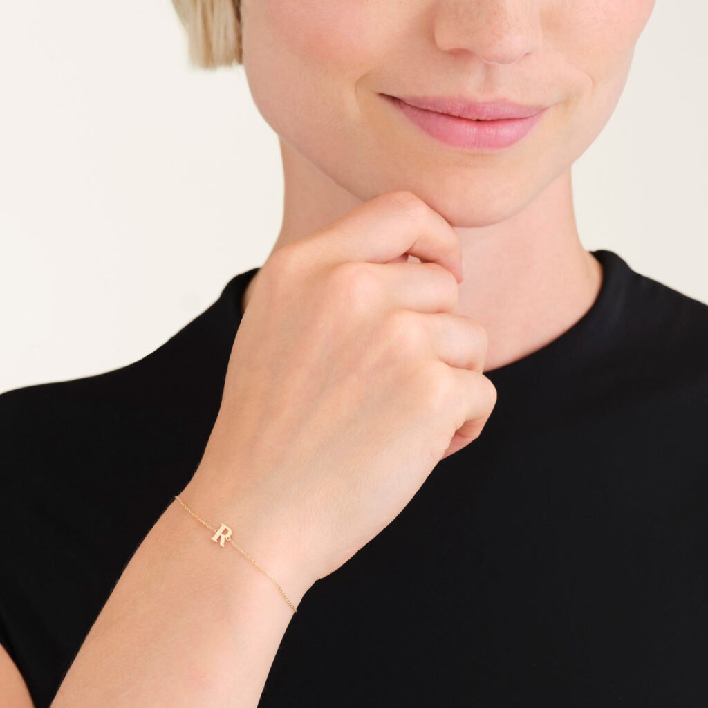 Rosefield Initial armband R – 14 karaat goud – productfoto 2