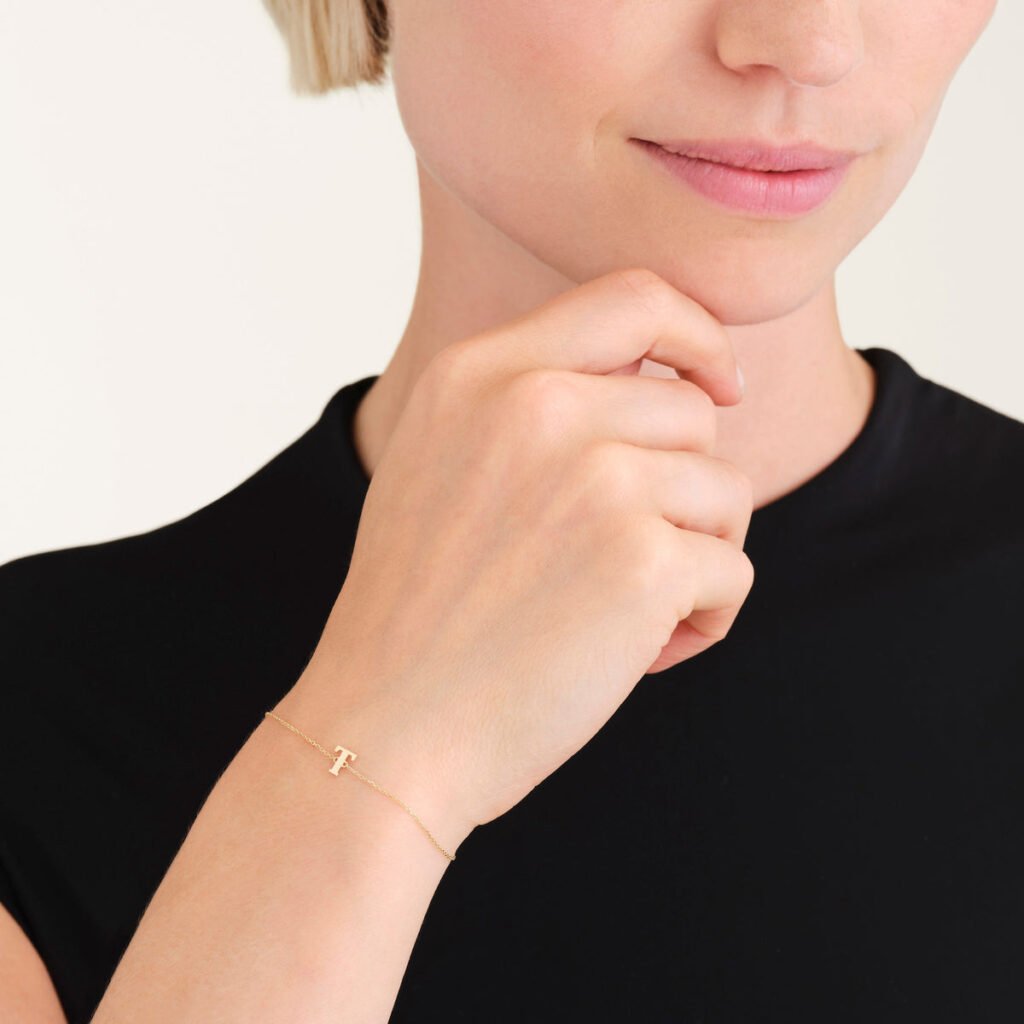 Rosefield Initial armband T – 14 karaat goud – productfoto 2