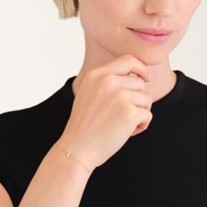 Rosefield Initial armband T – 14 karaat goud – productfoto 2