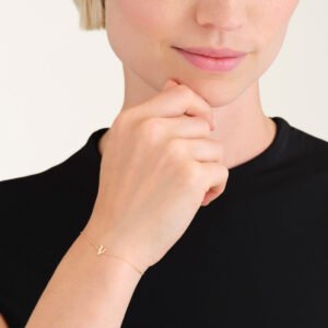 Rosefield Initial armband V – 14 karaat goud – productfoto 2
