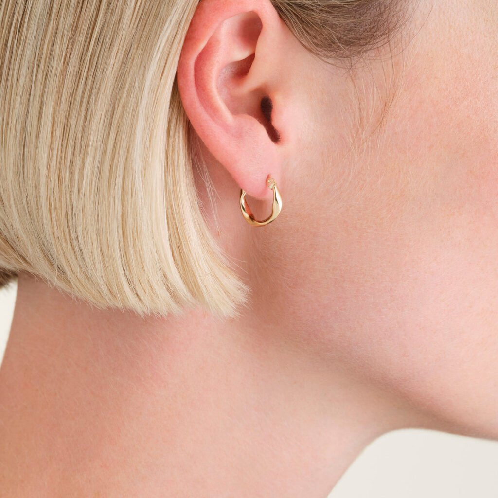 Rosefield Twisted Tube oorbellen – 14 karaat goud – productfoto 2