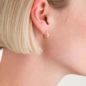 Rosefield Twisted Tube oorbellen – 14 karaat goud – productfoto 2