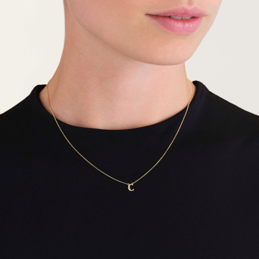Rosefield Initial ketting C – 14 karaat goud – productfoto 2