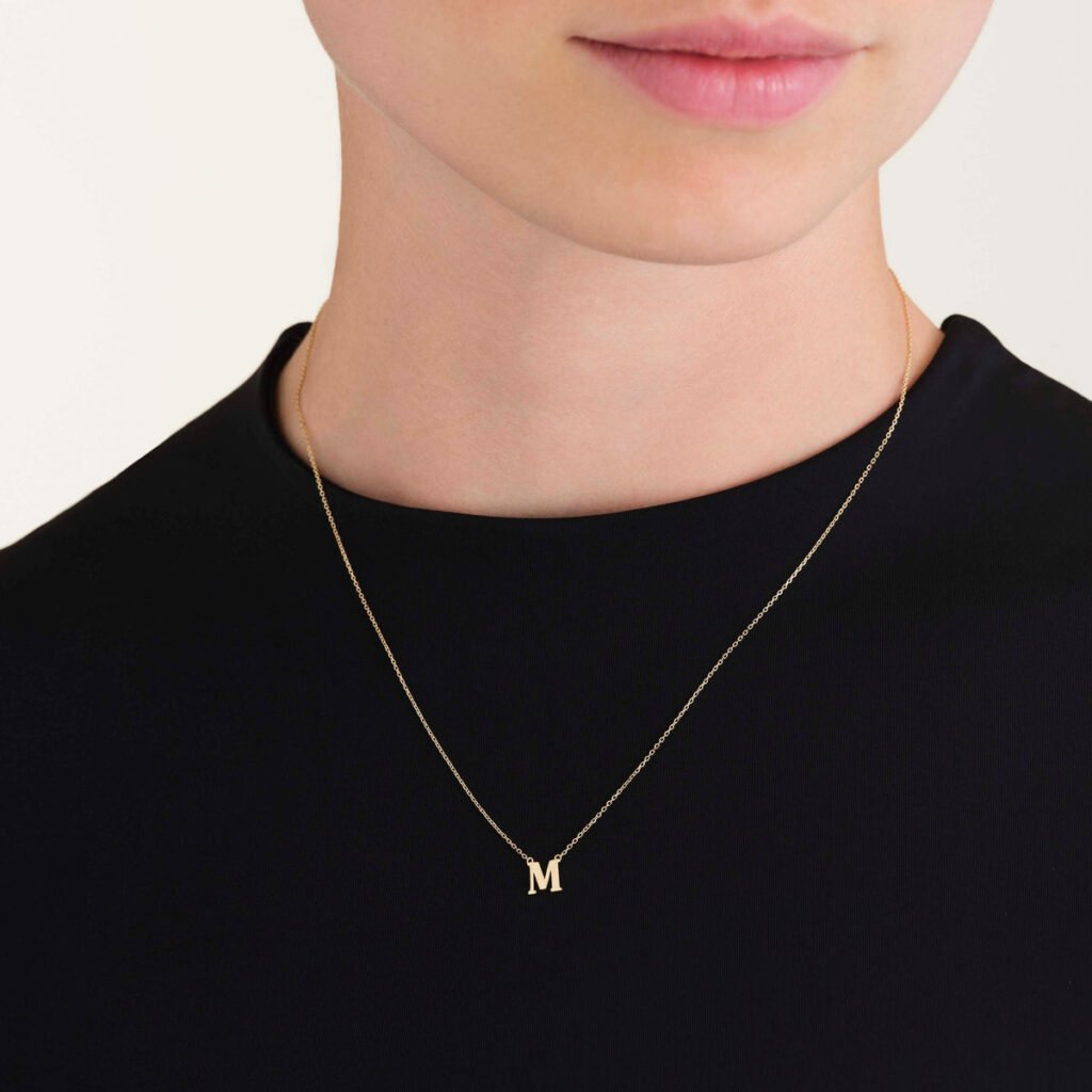 Rosefield Initial ketting M – 14 karaat goud – productfoto 2