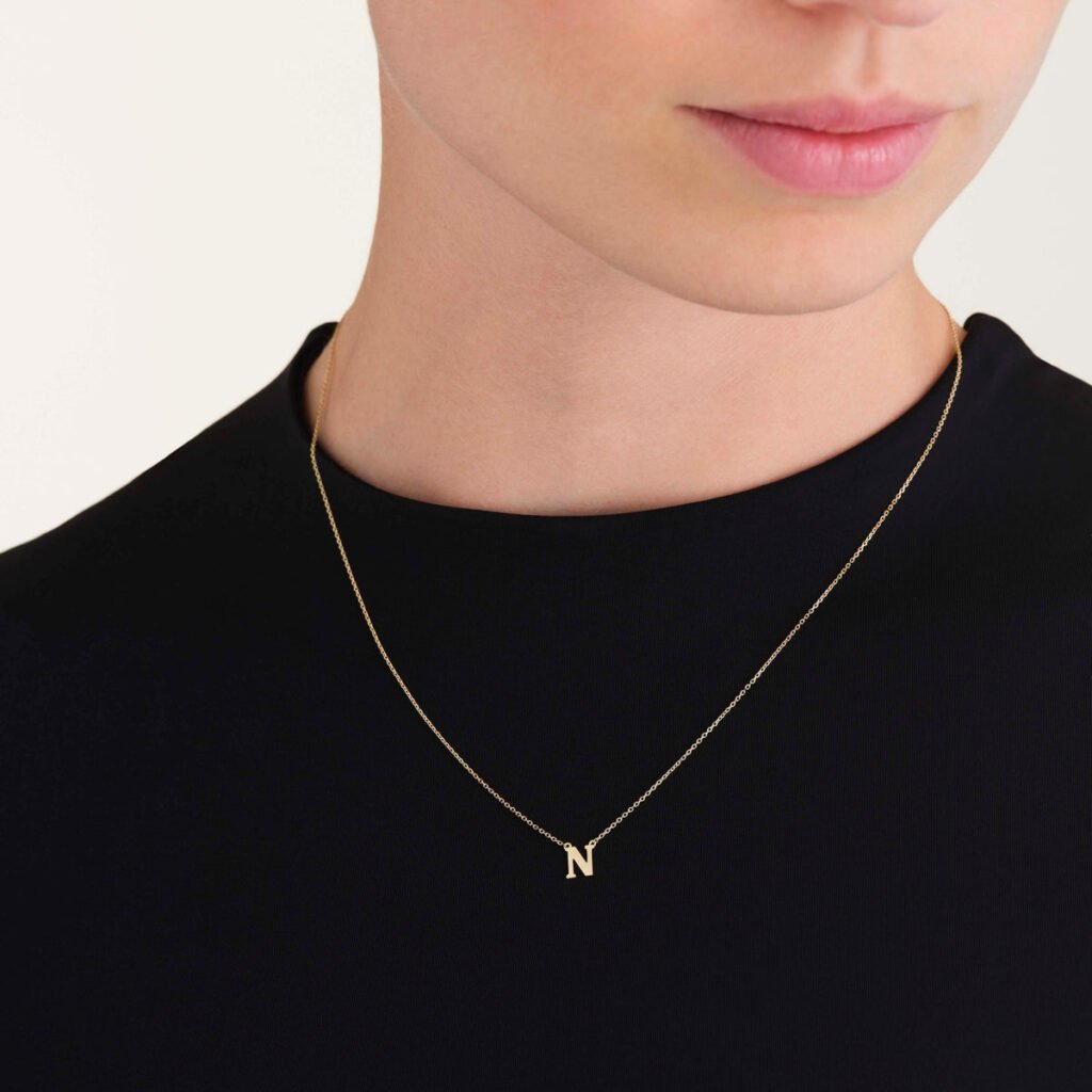 Rosefield Initial ketting N – 14 karaat goud – productfoto 2