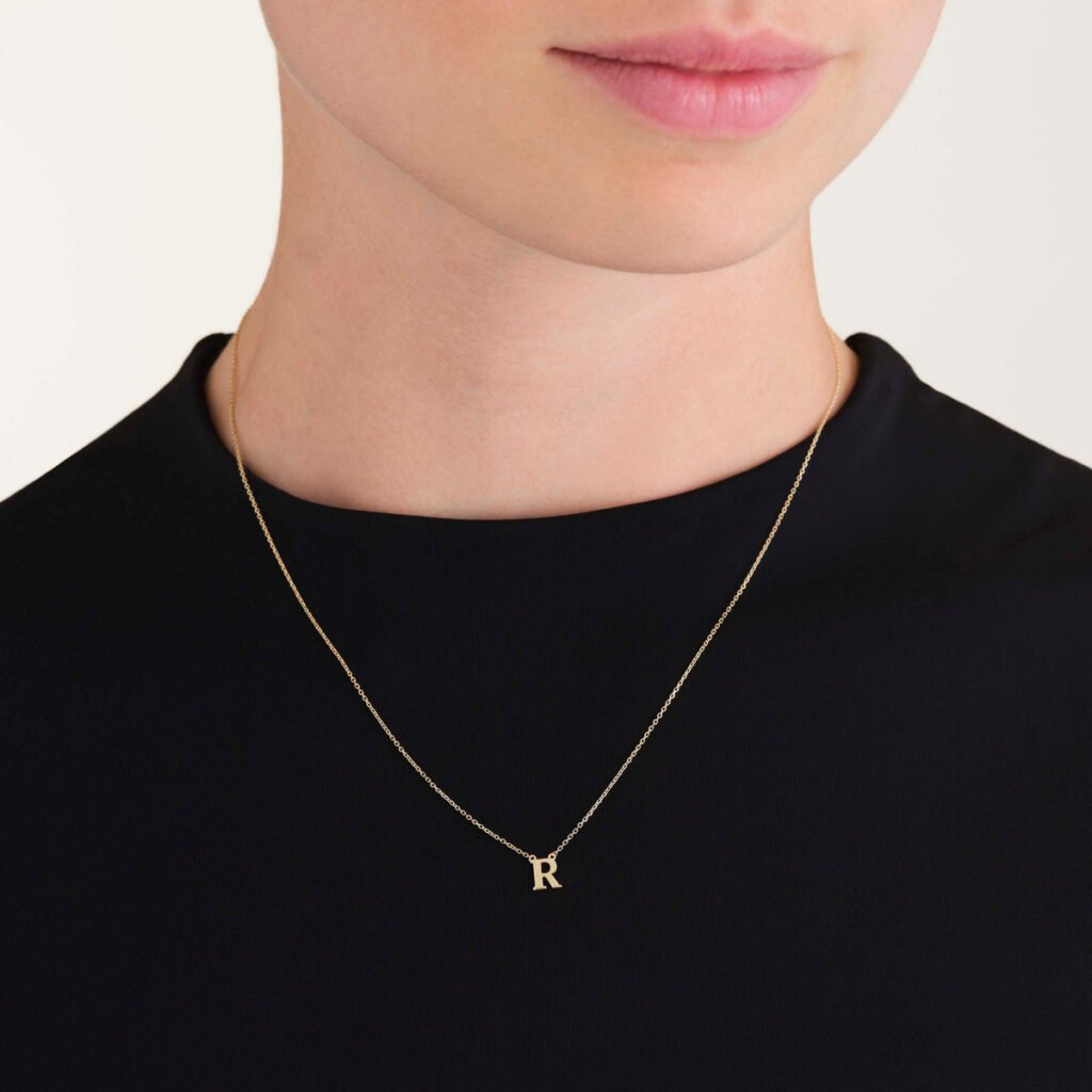 Rosefield Initial ketting R – 14 karaat goud – productfoto 2