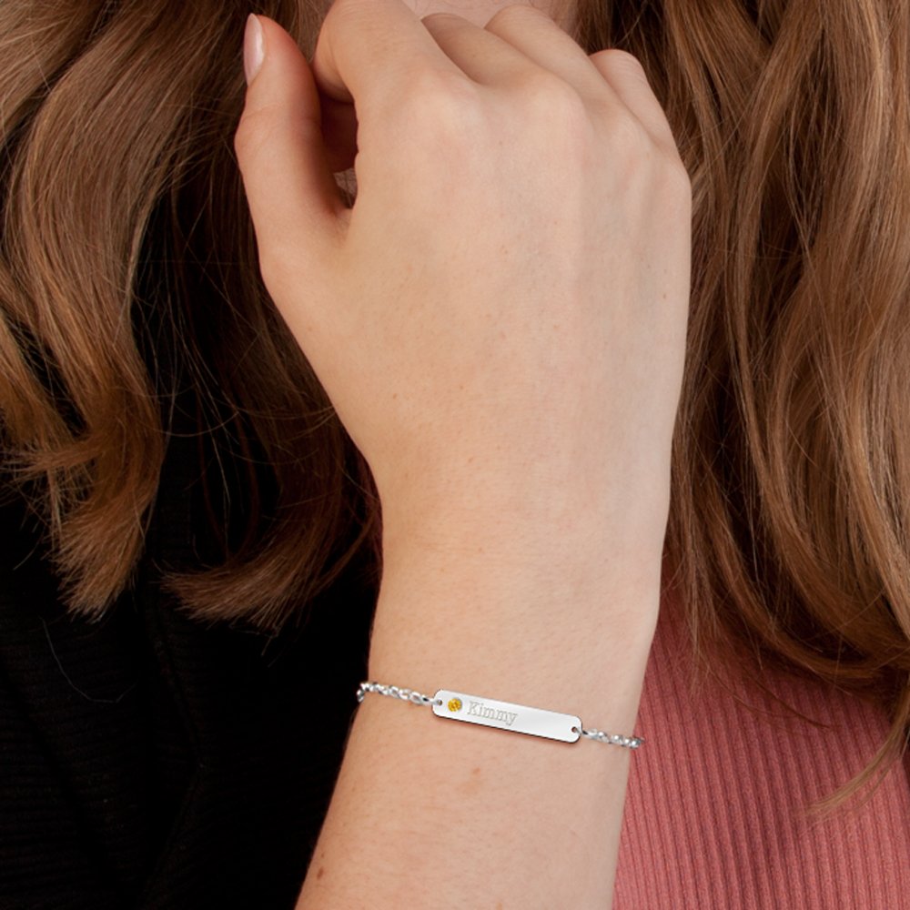 Zilveren Names4ever armband met naam en geboortesteen gedragen