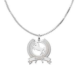 Zilveren Krans Hanger met Paard en Naam | Names4ever - draagvoorbeeld met optionele ketting
