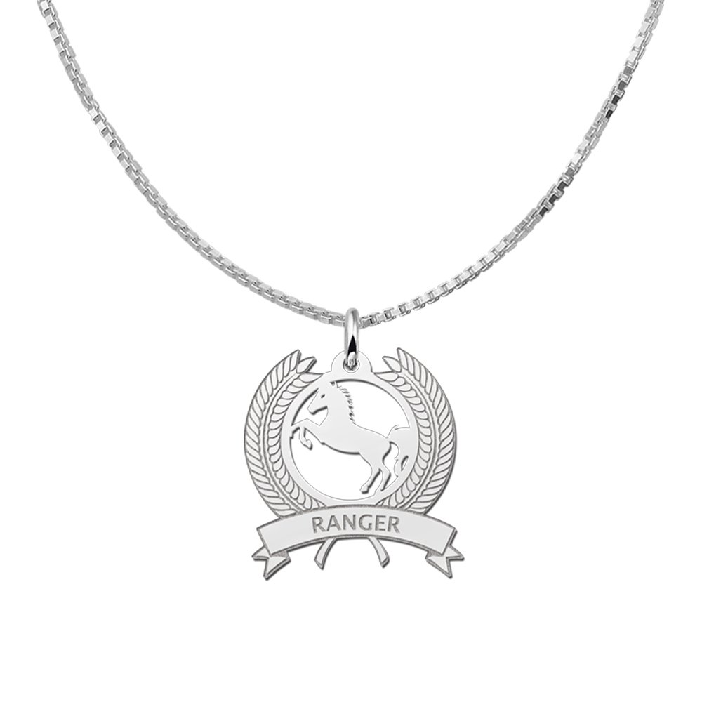Zilveren Krans Hanger met Paard en Naam | Names4ever - draagvoorbeeld met optionele ketting