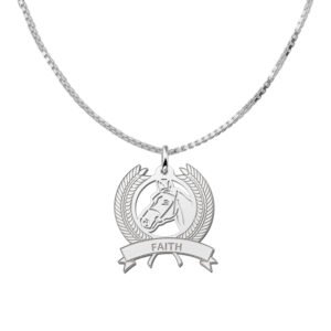 Zilveren Krans Hanger met Paardenhoofd en Naam | Names4ever - draagvoorbeeld met optionele ketting