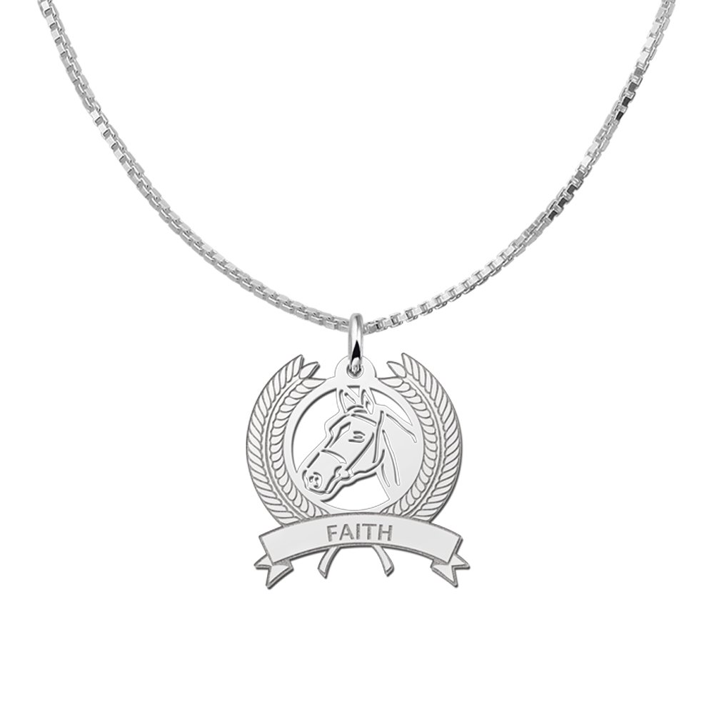 Zilveren Krans Hanger met Paardenhoofd en Naam | Names4ever - draagvoorbeeld met optionele ketting
