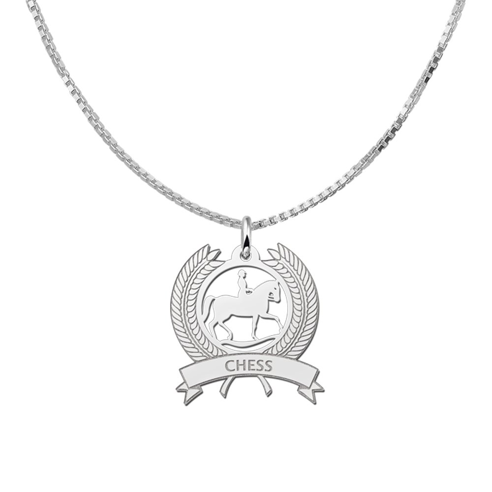 Zilveren Krans Hanger met Ruiter en Naam | Names4ever - draagvoorbeeld met optionele ketting