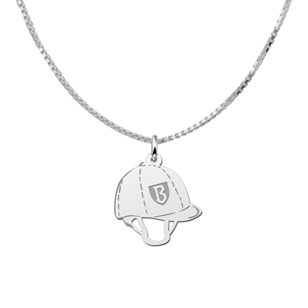 Zilveren Paardrijcap Hanger met Letter | Names4ever - draagvoorbeeld met optionele ketting