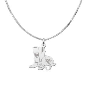 Zilveren Paardrijlaarzen en Cap Hanger met Letters | Names4ever - draagvoorbeeld met optionele ketting