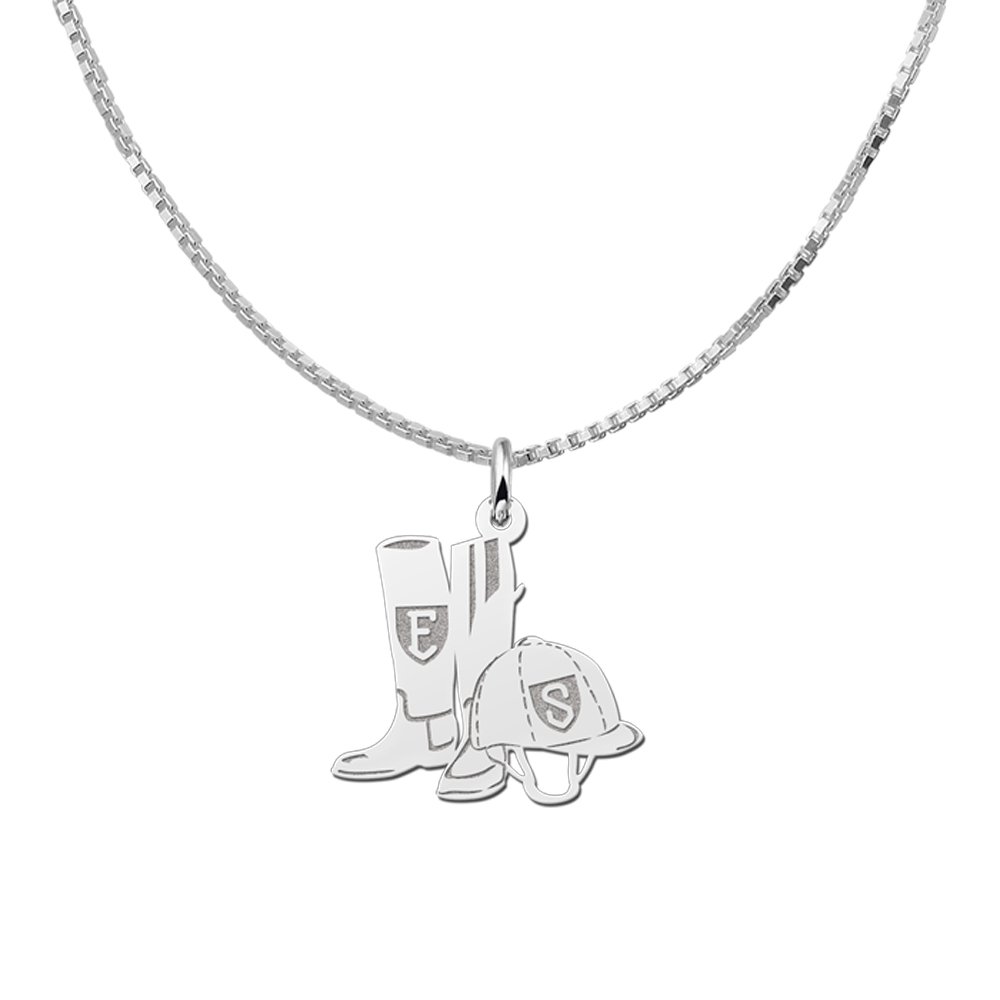 Zilveren Paardrijlaarzen en Cap Hanger met Letters | Names4ever - draagvoorbeeld met optionele ketting