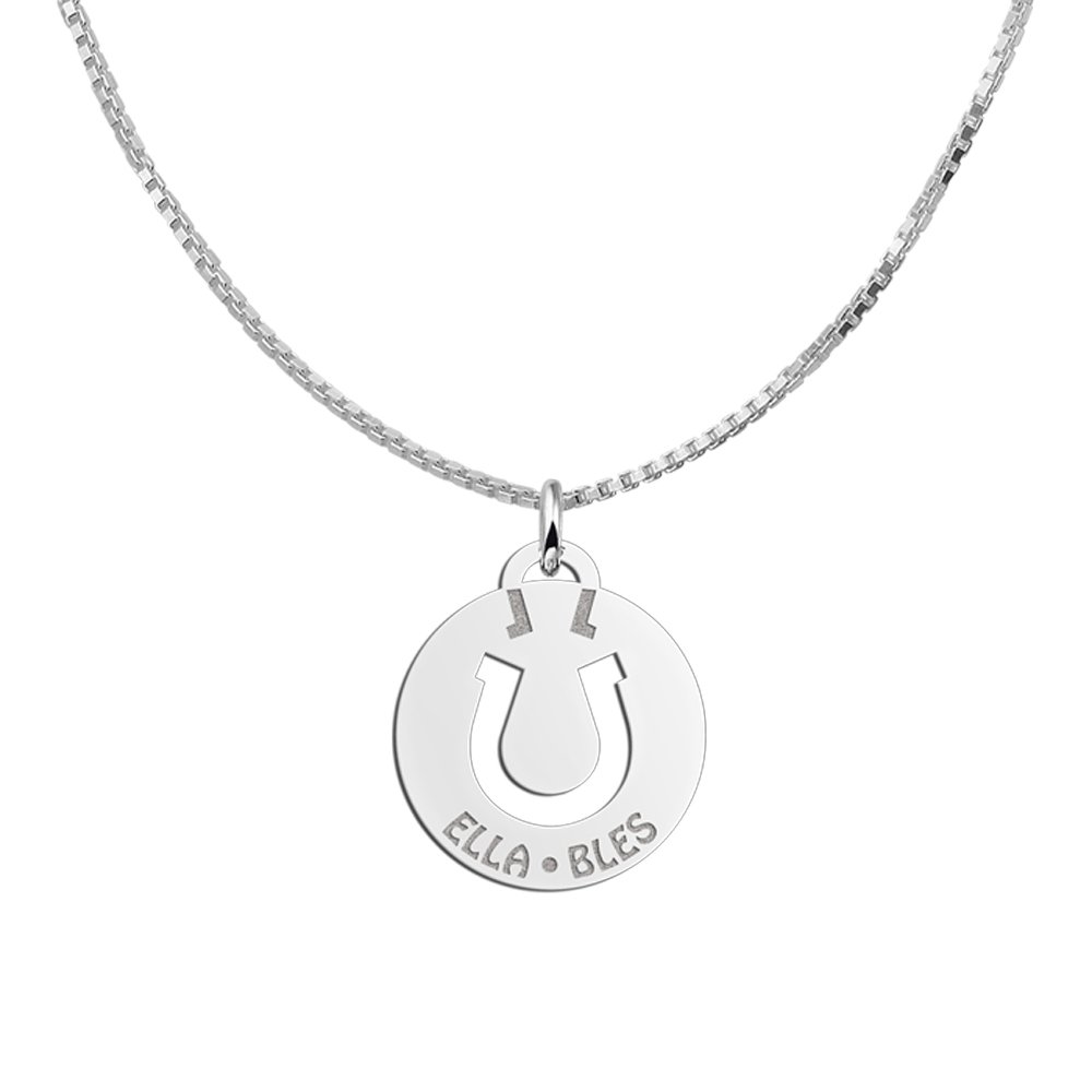 Zilveren Ronde Hoefijzer Hanger met Namen | Names4ever - draagvoorbeeld met optionele ketting