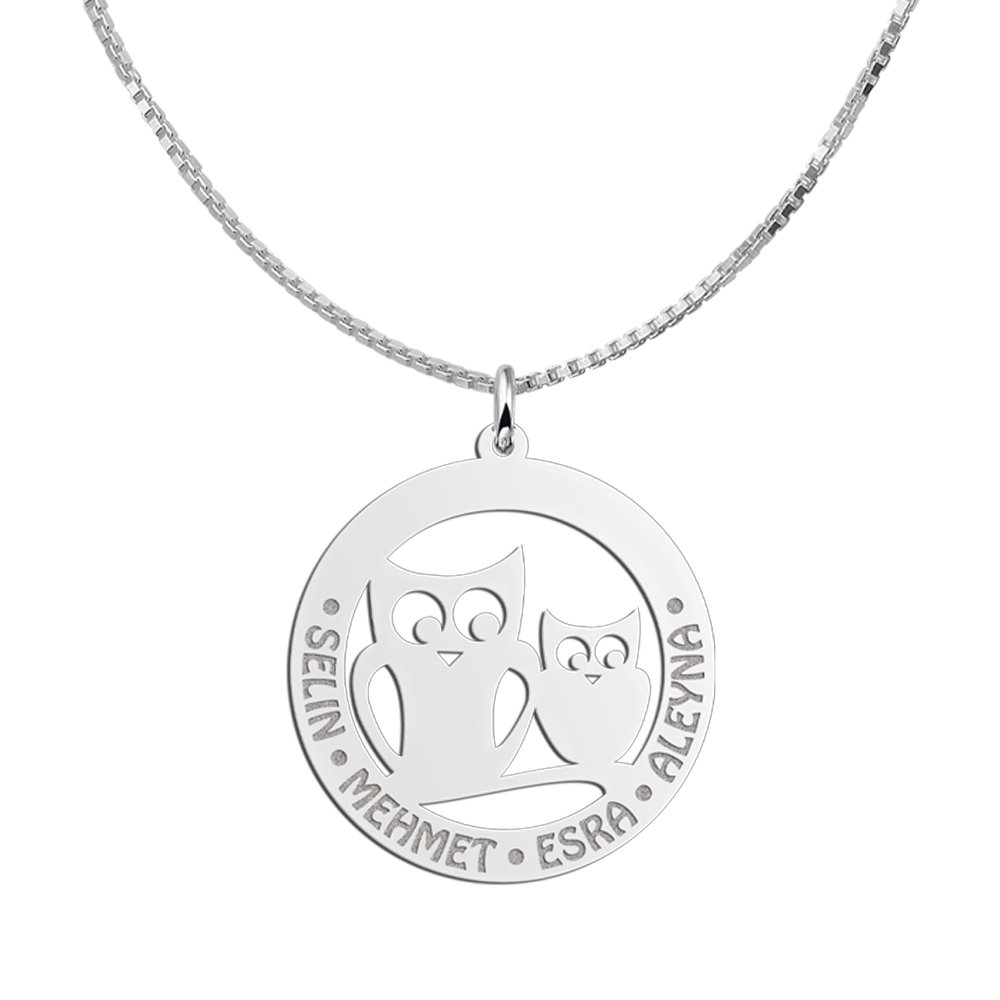 Zilveren Ronde Hanger met Uilen en Namen | Names4ever - draagvoorbeeld met optionele ketting
