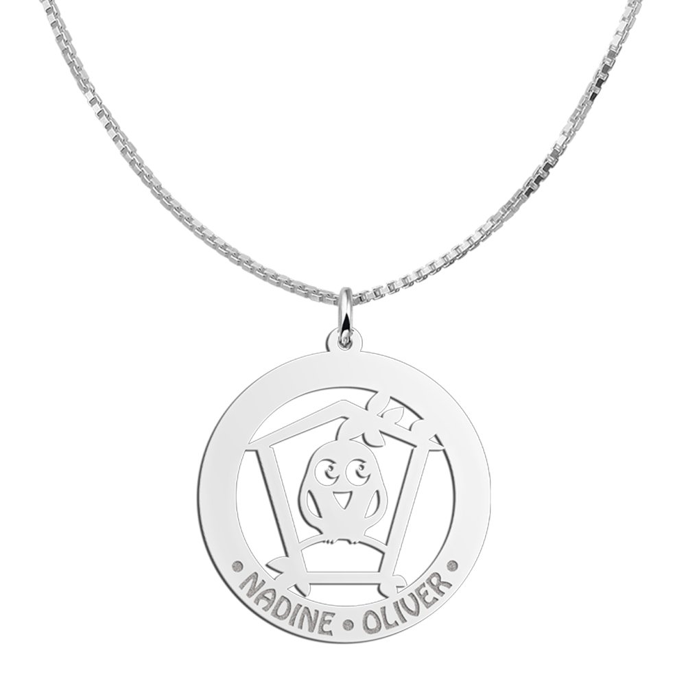 Zilveren Ronde Hanger met Vogelhuisje en Namen | Names4ever - draagvoorbeeld met optionele ketting
