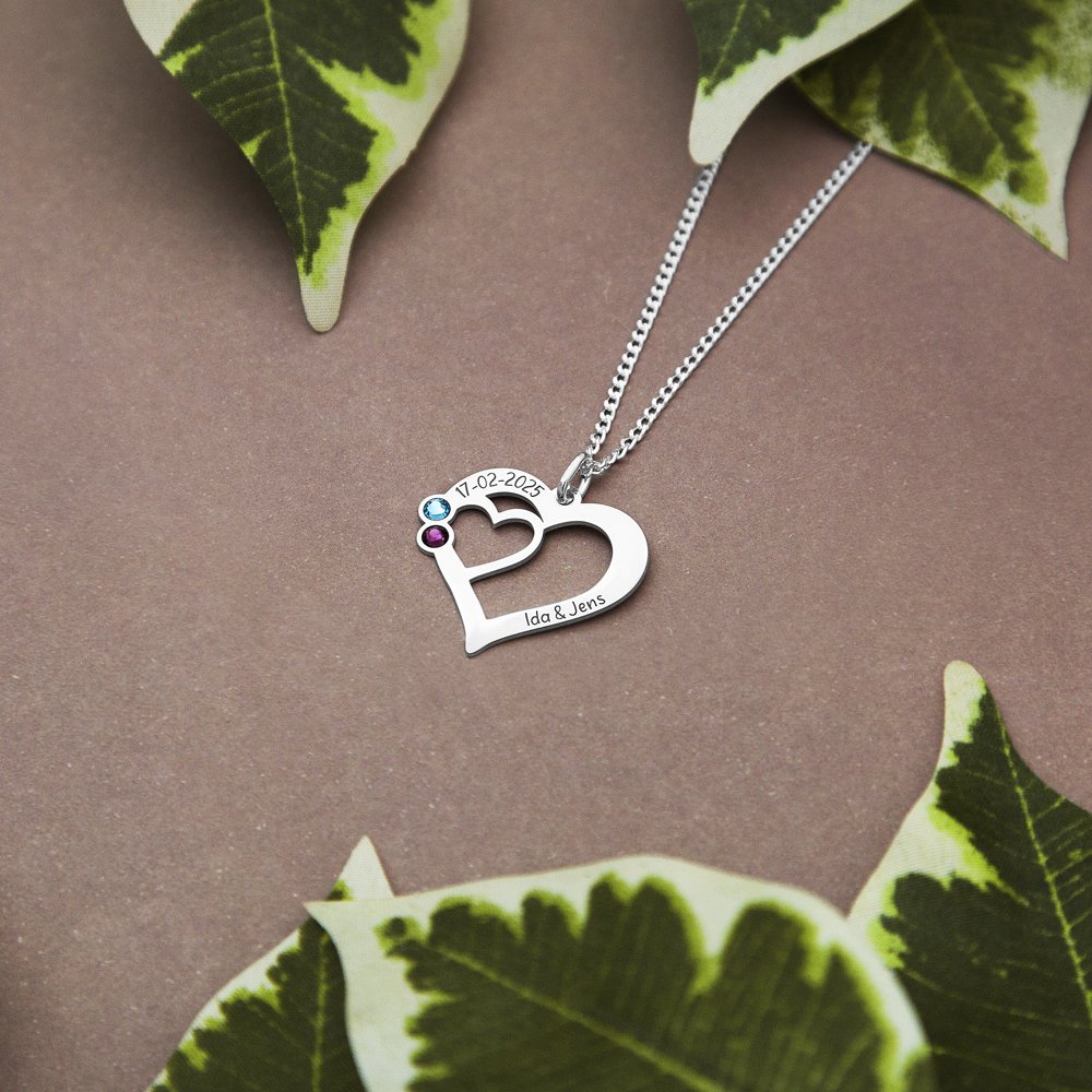 Zilveren hart hanger met gravure en geboortesteentjes | Names4ever - productvoorbeeld; afgebeelde ketting optioneel