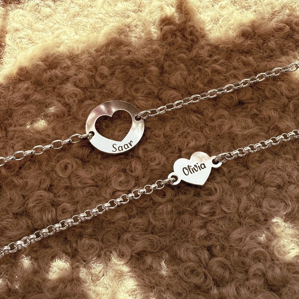 Zilveren Names4ever hartjes armband set met namen gedragen